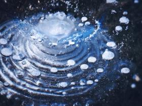 北京低温下湖面冻出“珍珠项链”