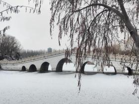 大雪首日甘肃玉门现降雪 大地银装素裹