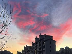 元气满满开启新一周 清晨北京朝霞染红天际 