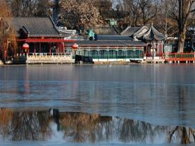 北京什刹海半冰半水 户外滑冰尚需等待