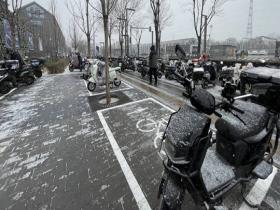 北京城区降雪渐密 路面微白