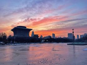 绚丽！今晨北京天空现橙粉朝霞 为冬日添彩