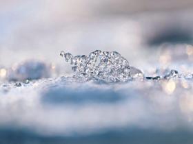雪融后的晶莹美学 近距离看残雪的剔透独白
