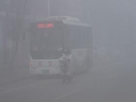 华北黄淮等地雾和霾来扰 一组图看城市朦胧景象