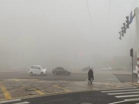 河北石家庄出现大雾天气 能见度下降影响出行