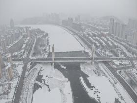 辽宁本溪迎来降雪 航拍视角看雪中城市