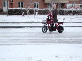 山东威海降雪 路面湿滑影响出行