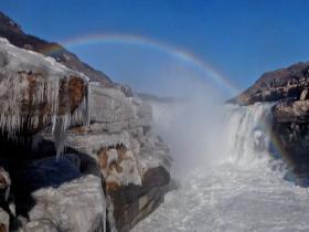 黄河壶口瀑布现冰挂彩虹景观