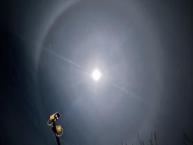 月亮戴光环 元旦夜北京邂逅月晕景观