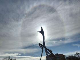 甘肃玉门现日晕景观 太阳自带光环