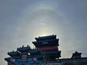 北京居庸关长城上空现日晕景观