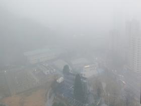 湖南吉首雾气来扰 能见度降低影响出行