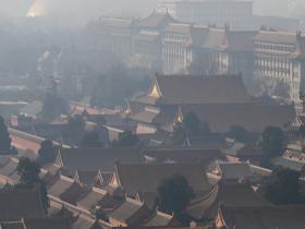  北京今晨能见度下降 紫禁城薄雾缭绕更显神秘深邃
