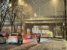 北京多地进入降雪主要时段 雪花纷飞路面湿滑