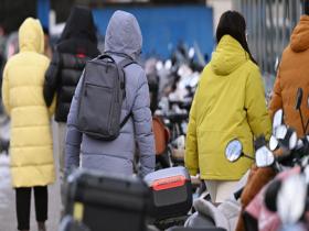 冻透了！北京早高峰风大天寒 公众出行全副“捂装”