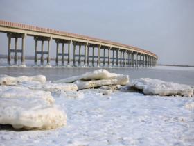 寒潮持续影响辽宁 锦州笔架山海域现海冰盛景