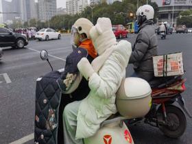 寒潮影响广西 南宁湿冷难耐市民厚装出行