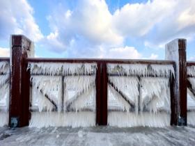 山东威海海滨现冰凌景观 宛如“冰河世纪”