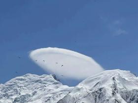 气象万千！新疆克州阿克陶雪域晴空现荚状云景观