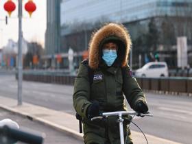 寒潮威力显现 今晨北京街头厚棉服重新“上岗”