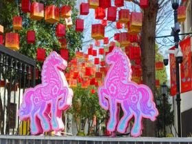 马年元素点亮中国年 喜庆祥和迎新春