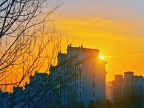 赏心悦目！假期前夕北京金色朝霞扮靓天空 