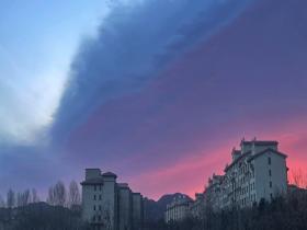 春节假期首日北京天空现橙粉朝霞 为节日添彩