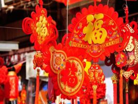 河南汝州年货市场开启“红火迎新模式” 街头巷尾洋溢着喜庆气息