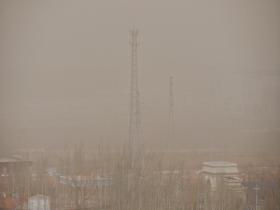 今天北京沙尘天气来袭 天空昏黄能见度不佳