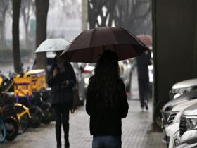 北京周一早高峰阴雨相伴 地面湿滑
