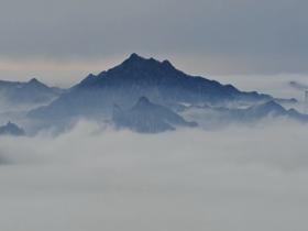 雪后华山现云海景观 漫卷群峰如仙境