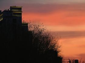 北京天空出现橘色晚霞