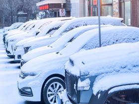 哈尔滨迎来降雪天气 地面银白尽显冬日本色