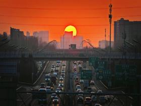 北京现壮观悬日 晕染出漫天橙红