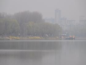 能见度不佳 北京大运河森林公园一片朦胧
