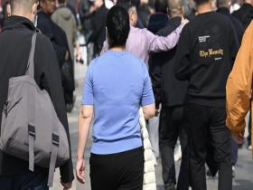 北京气温创今年来新高 街头市民厚装换薄衫