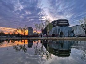 今晨北京朝霞漫天 天空一片温暖橘