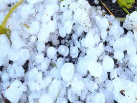 强对流天气来袭 贵州清镇降下冰雹