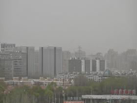 北京出现大风沙尘 能见度不佳