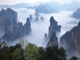 湖南张家界：百龙天梯云海翻涌如画卷