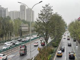 北京风沙降雨接踵而至 多地道路湿滑