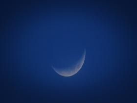 今天傍晚北京天空被橙粉晚霞照亮 年度最大蛾眉月现身天宇