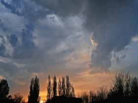 ​北京延庆雨后晚霞布满天空 美如奇幻画卷