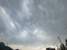 北京延庆乌云漫卷 雷雨欲来
