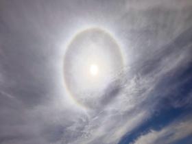甘肃高台上空现日晕景观 光环清晰震撼