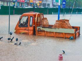 广西钦州遭遇特大暴雨 城区出现内涝