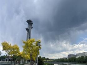 丝丝缕缕 北京上空现“雨幡”景象