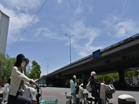 北京气温创今年以来新高 街头市民开启防晒模式