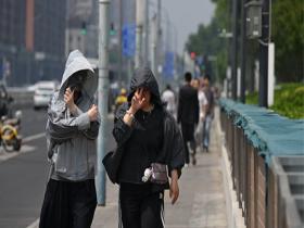 热力不减 北京街头“火热”行人忙防晒