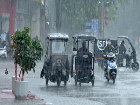 河南汝州遭遇瓢泼大雨 出行受影响